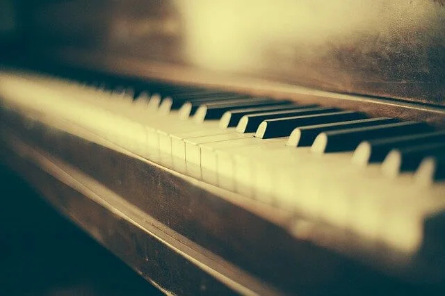 Teclado de piano con luz cálida