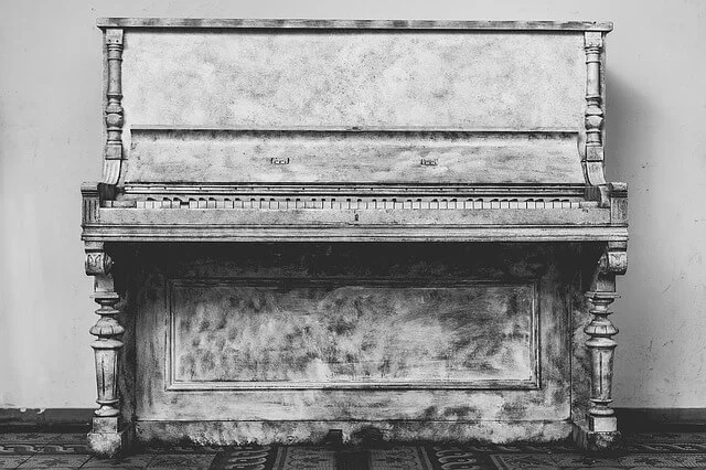Piano vertical antiguo en blanco y negro